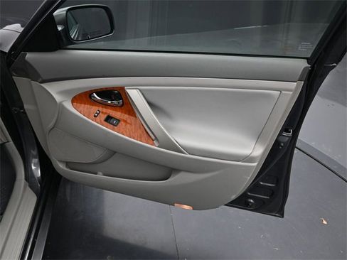 Used 2011 Toyota Camry XLE image 9