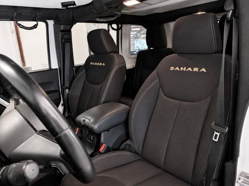 Used 2014 Jeep Wrangler Unlimited Sahara w/ Dual Top Group AWD/4WD image 3