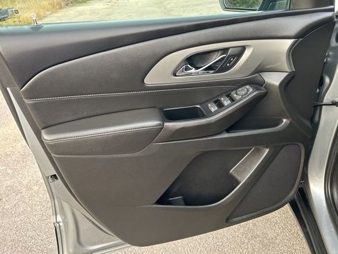 Used 2023 Chevrolet Traverse LT FWD image 12