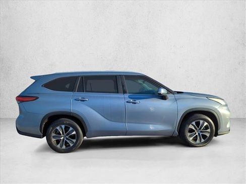 Certified 2023 Toyota Highlander XLE image 4