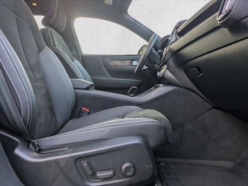 Used 2023 Volvo XC40 Recharge Plus image 19