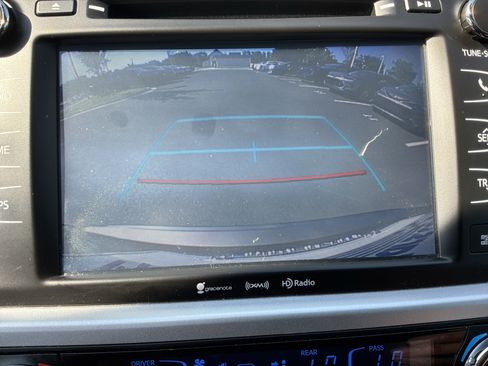 Used 2019 Toyota Highlander XLE FWD image 25