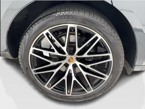 Used 2024 Porsche Macan AWD/4WD image 16