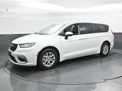 Used 2023 Chrysler Pacifica Touring-L FWD image 7