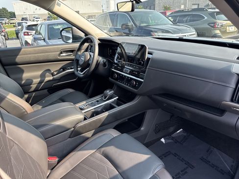 Used 2024 Nissan Pathfinder Platinum AWD/4WD image 26