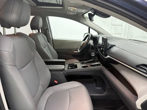 Used 2021 Toyota Sienna XLE FWD image 36