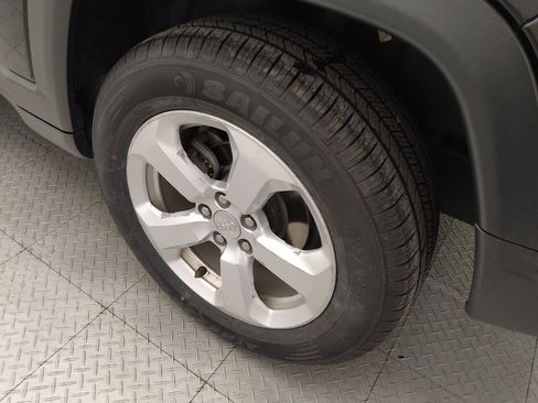 Used 2018 Jeep Compass Latitude AWD/4WD image 31