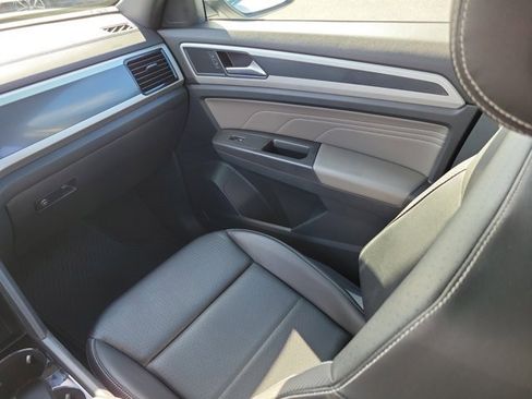 Certified 2022 Volkswagen Atlas Cross Sport SEL R-Line image 4