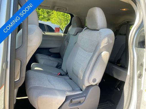 Used 2021 Toyota Sienna LE FWD image 6