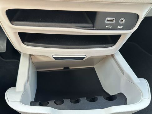 Used 2019 Chrysler Pacifica Touring-L FWD image 61