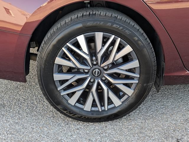 Used 2025 Nissan Altima 2.5 SV FWD image 3