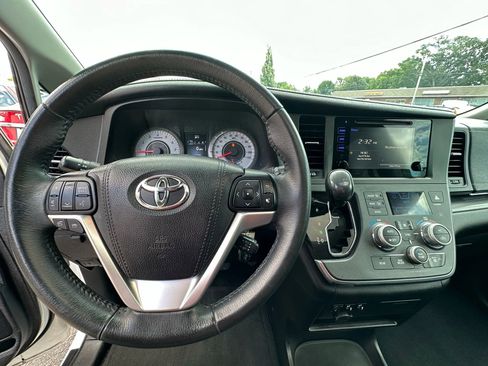 Used 2017 Toyota Sienna SE image 23