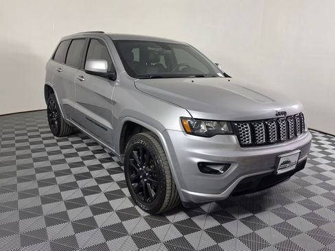 Used 2017 Jeep Grand Cherokee Altitude AWD/4WD image 11