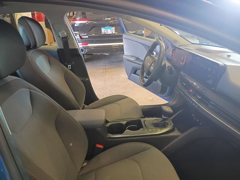 Used 2025 Kia K4 FWD image 41