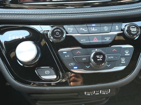 New 2025 Chrysler Pacifica Select image 18