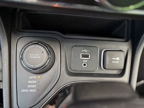 Used 2020 Jeep Cherokee Limited image 25