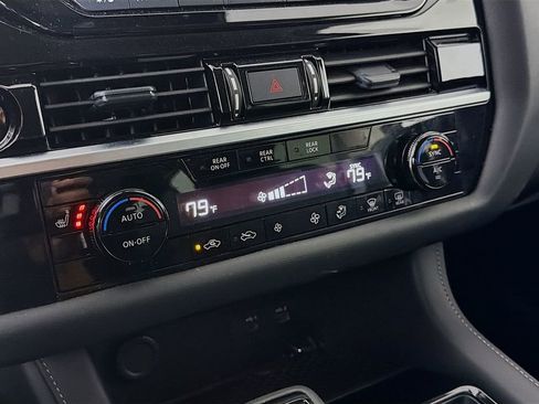 Used 2025 Nissan Pathfinder SV image 18