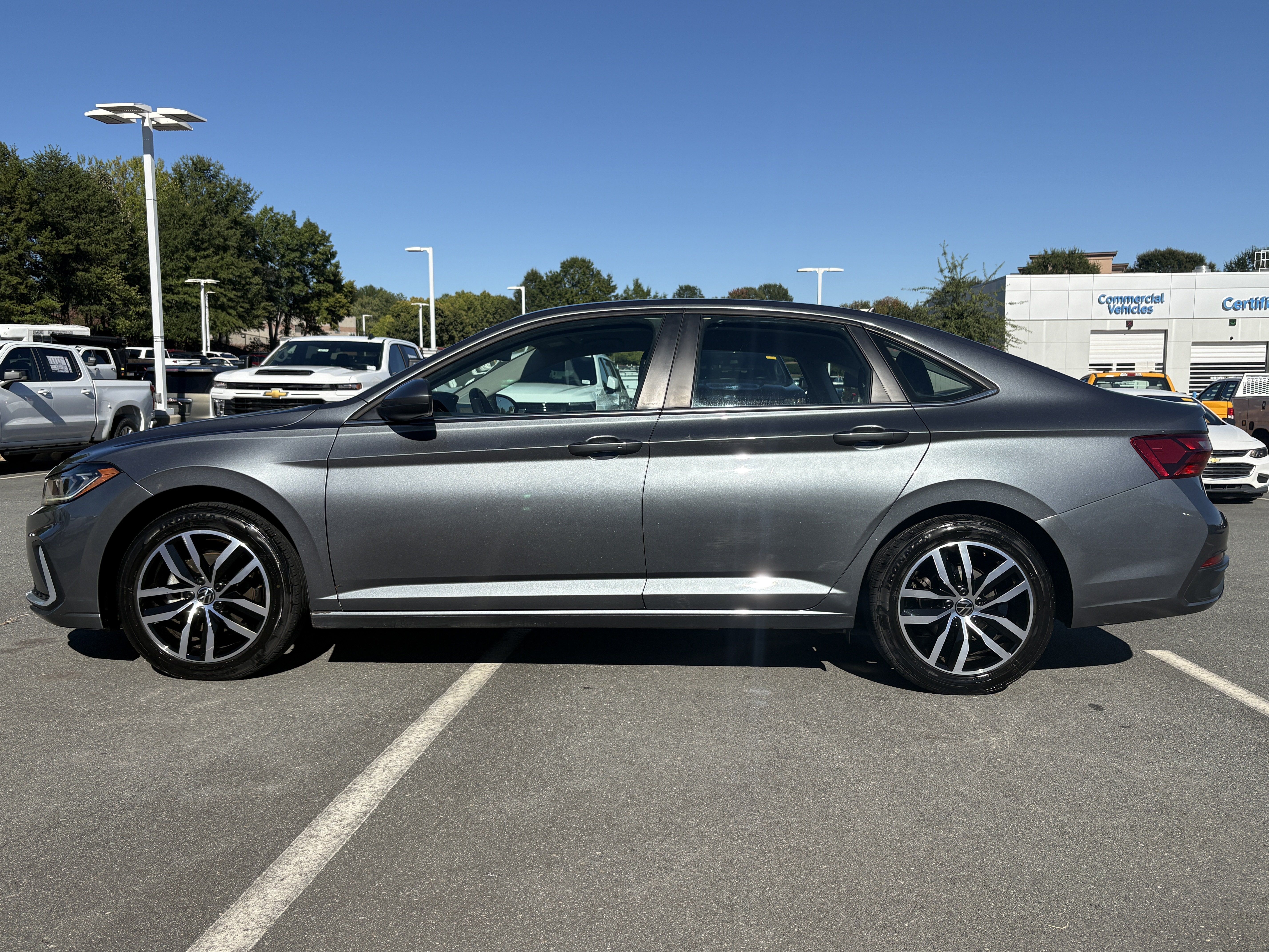 Used 2025 Volkswagen Jetta SE FWD image 2