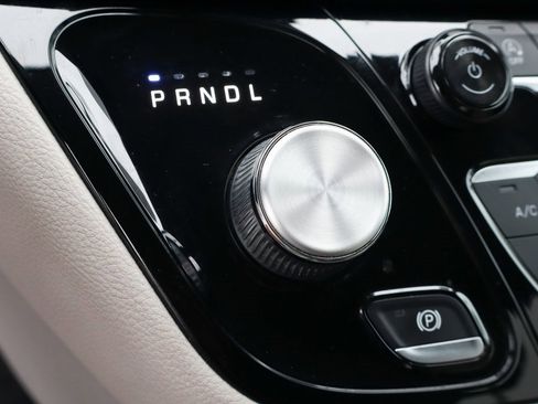 Used 2021 Chrysler Pacifica Touring-L image 38