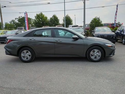 New 2026 Hyundai Elantra SE FWD image 4