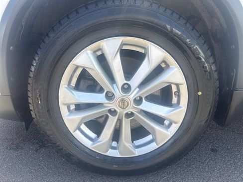 Used 2015 Nissan Rogue SV w/ SV Premium Package FWD image 9
