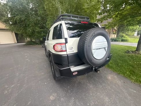 Used 2014 Toyota FJ Cruiser 4WD w/ Upgrade Package image 3