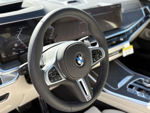 Used 2025 BMW X7 M60i image 13