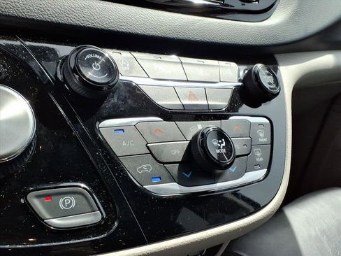 Used 2023 Chrysler Pacifica Touring-L image 15