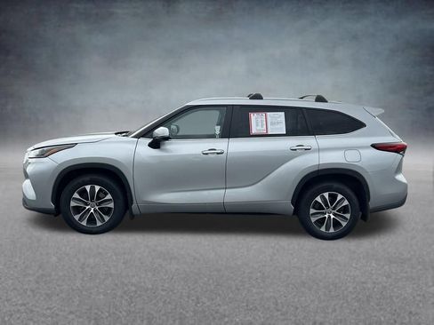 Used 2023 Toyota Highlander XLE AWD/4WD image 2