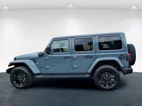 Used 2025 Jeep Wrangler Unlimited Sahara AWD/4WD image 6