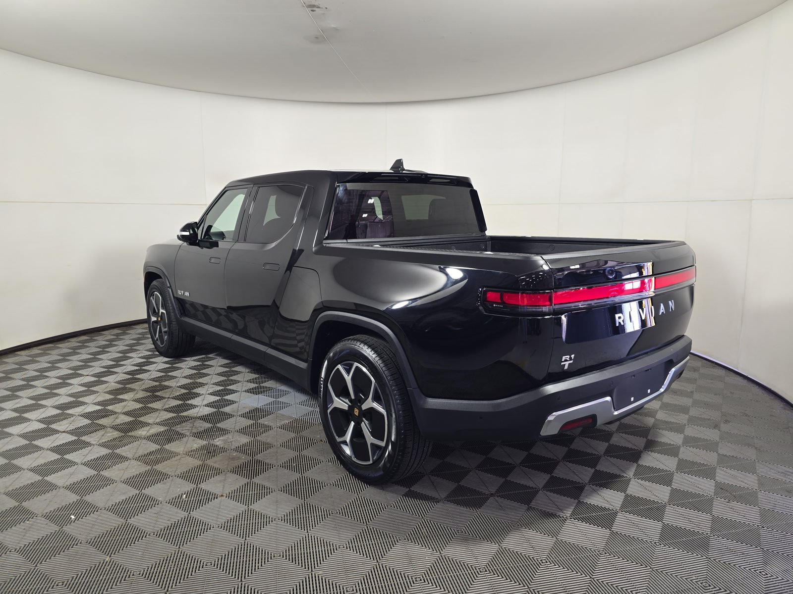 Used 2023 Rivian R1T Adventure Dual AWD/4WD image 3