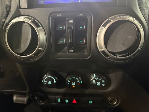 Used 2011 Jeep Wrangler Unlimited Sahara w/ Connectivity Group AWD/4WD image 22