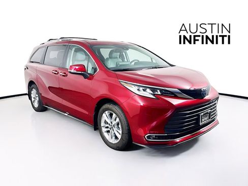 Used 2024 Toyota Sienna Limited image 1