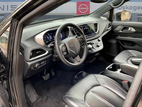 Used 2024 Chrysler Pacifica Limited FWD image 15