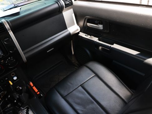 Used 2010 Toyota FJ Cruiser 4WD image 26