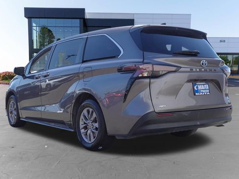 Used 2024 Toyota Sienna LE AWD/4WD image 5