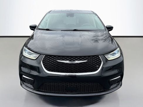 Used 2024 Chrysler Pacifica Touring-L image 2