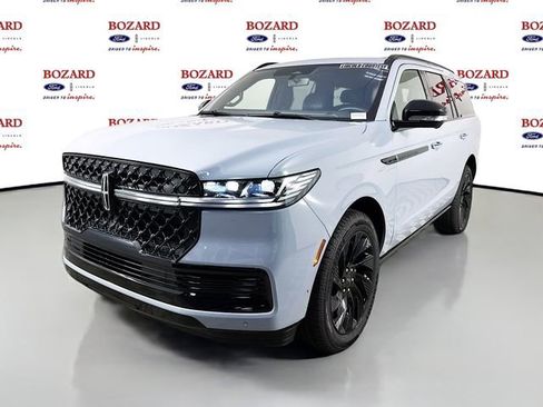 New 2025 Lincoln Navigator Reserve w/ Jet Appearance Package AWD/4WD image 3