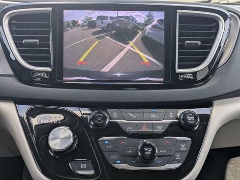 Used 2023 Chrysler Pacifica Touring-L FWD image 22