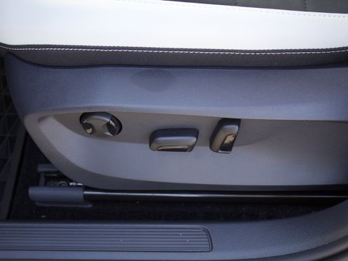 New 2025 Volkswagen Taos SE image 13