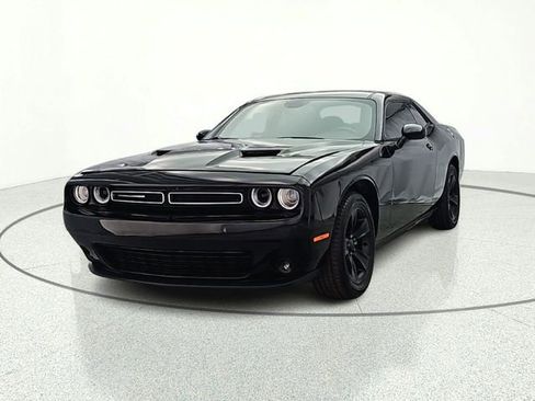 Used 2015 Dodge Challenger SXT RWD image 2