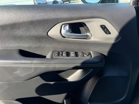 Used 2025 Chrysler Pacifica Select image 37