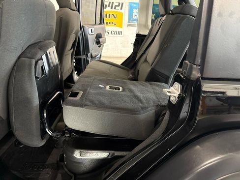 Used 2024 Jeep Wrangler Unlimited image 37