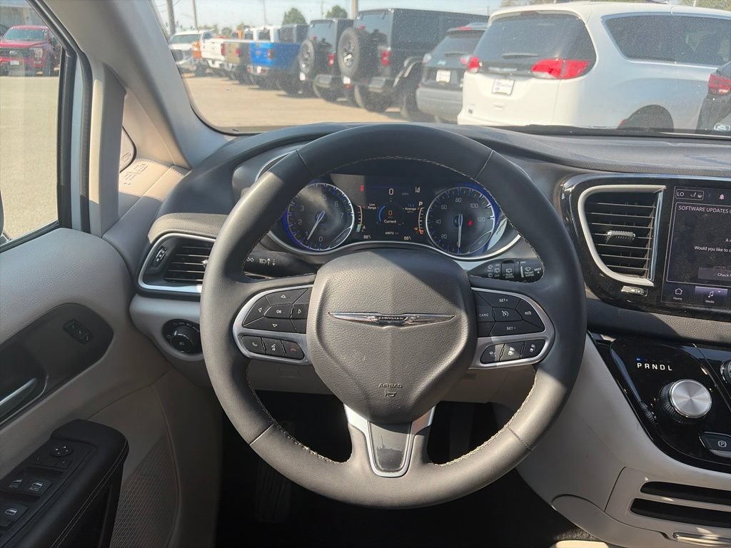 Used 2024 Chrysler Pacifica Touring-L FWD image 14