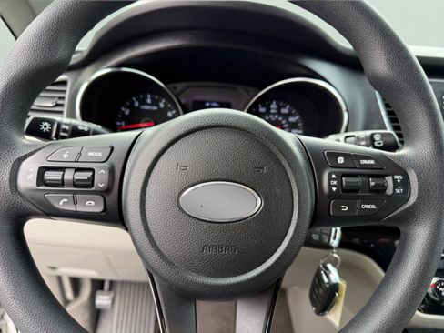 Used 2019 Kia Sedona LX image 34