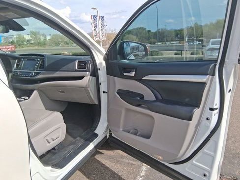 Used 2019 Toyota Highlander XLE image 16