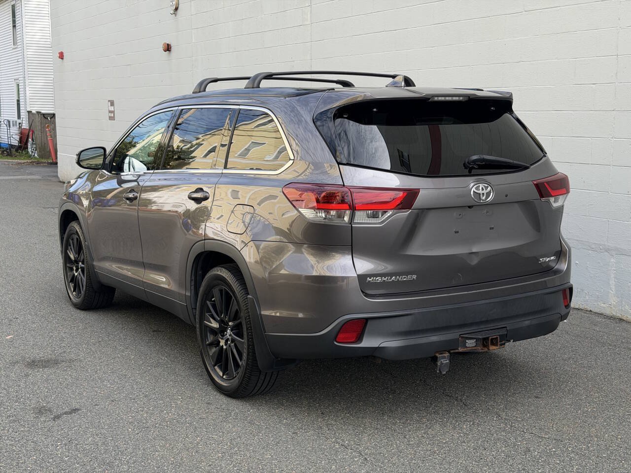 Used 2019 Toyota Highlander SE AWD/4WD image 4