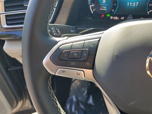 Certified 2025 Volkswagen Atlas SE image 30