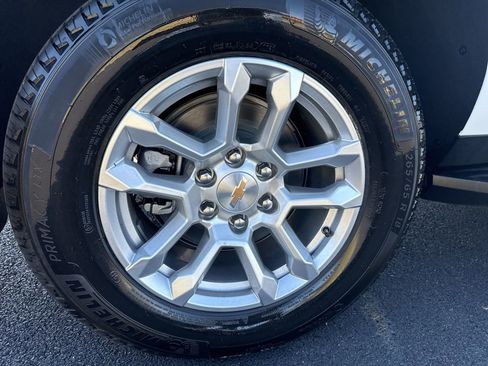 New 2026 Chevrolet Suburban LS image 9