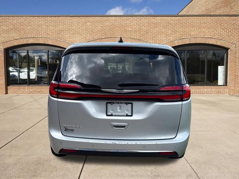 Used 2023 Chrysler Pacifica Touring-L FWD image 8